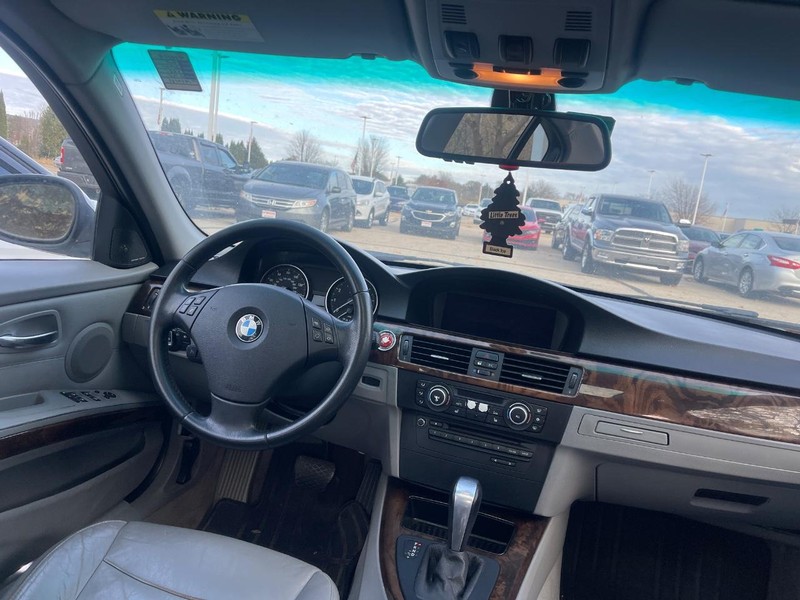 BMW 3 Series Vehicle Full-screen Gallery Image 02