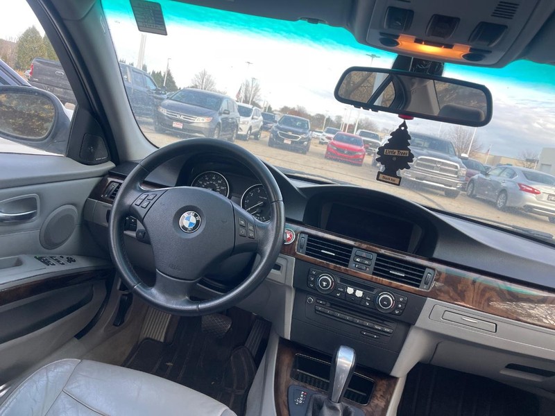 BMW 3 Series Vehicle Full-screen Gallery Image 04