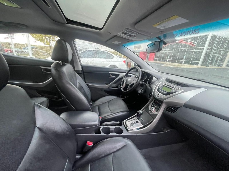 Hyundai Elantra Vehicle Image 04