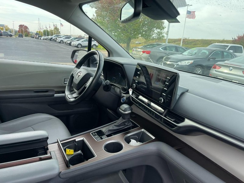 Toyota Sienna Vehicle Image 02