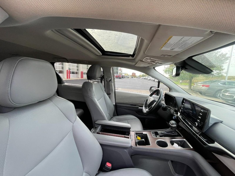 Toyota Sienna Vehicle Image 03