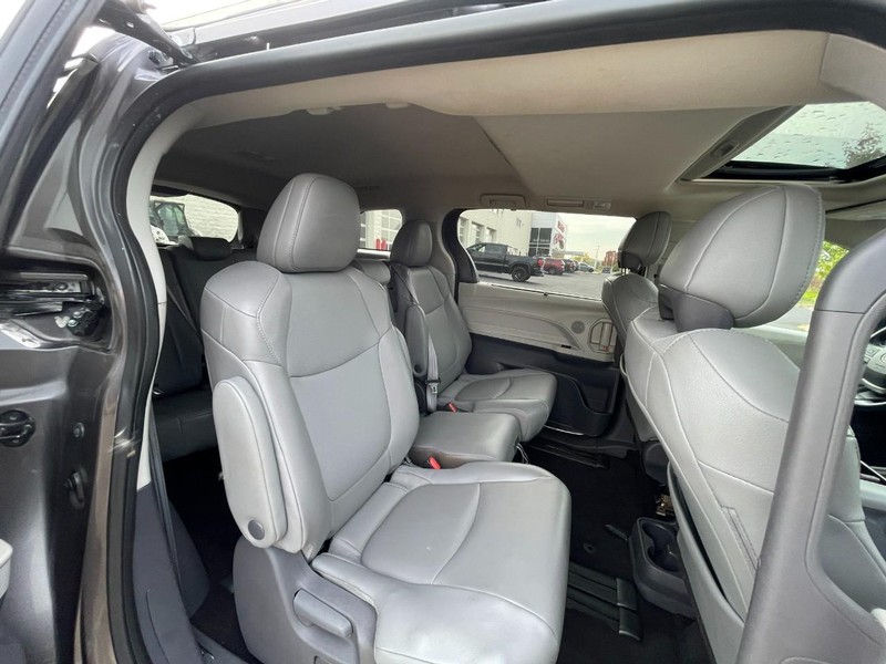 Toyota Sienna Vehicle Image 04
