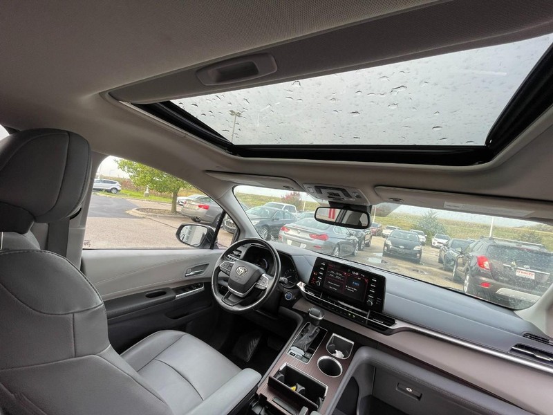 Toyota Sienna Vehicle Image 05