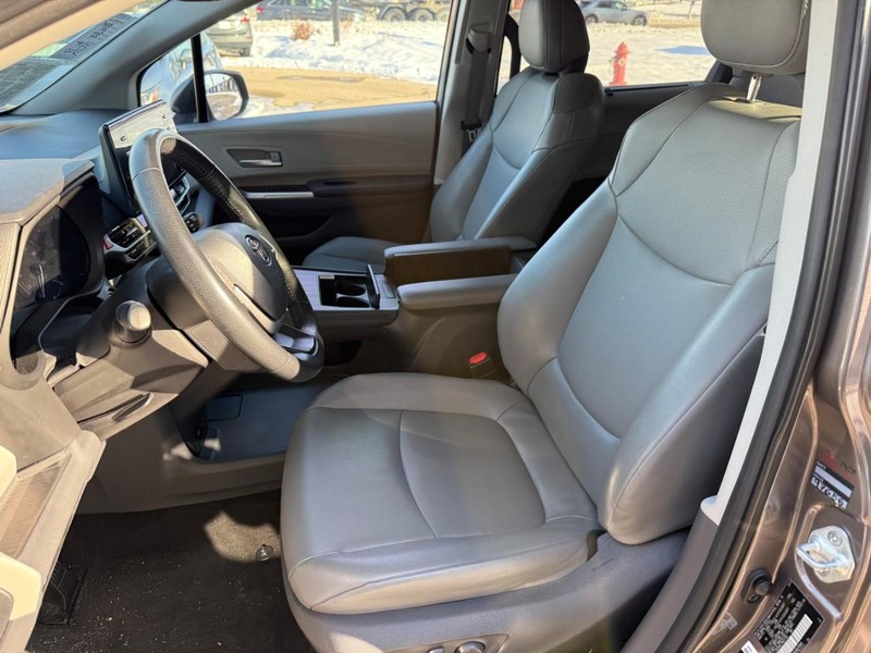 Toyota Sienna Vehicle Image 09
