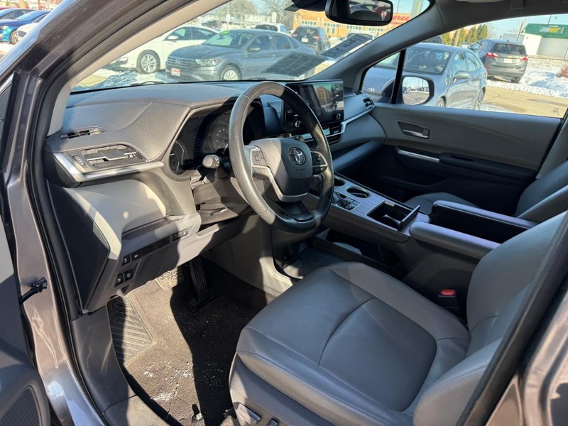 Toyota Sienna Vehicle Image 10