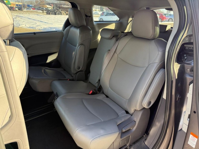 Toyota Sienna Vehicle Image 11