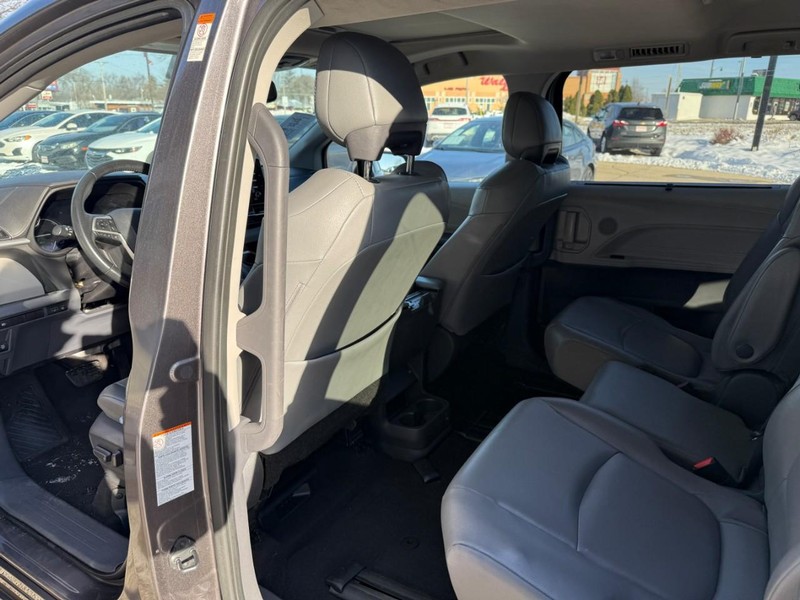 Toyota Sienna Vehicle Image 12
