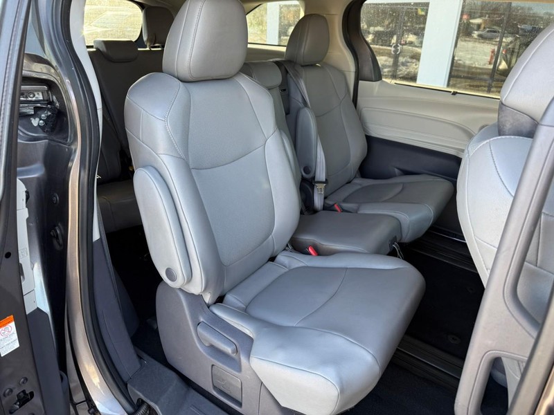 Toyota Sienna Vehicle Image 17