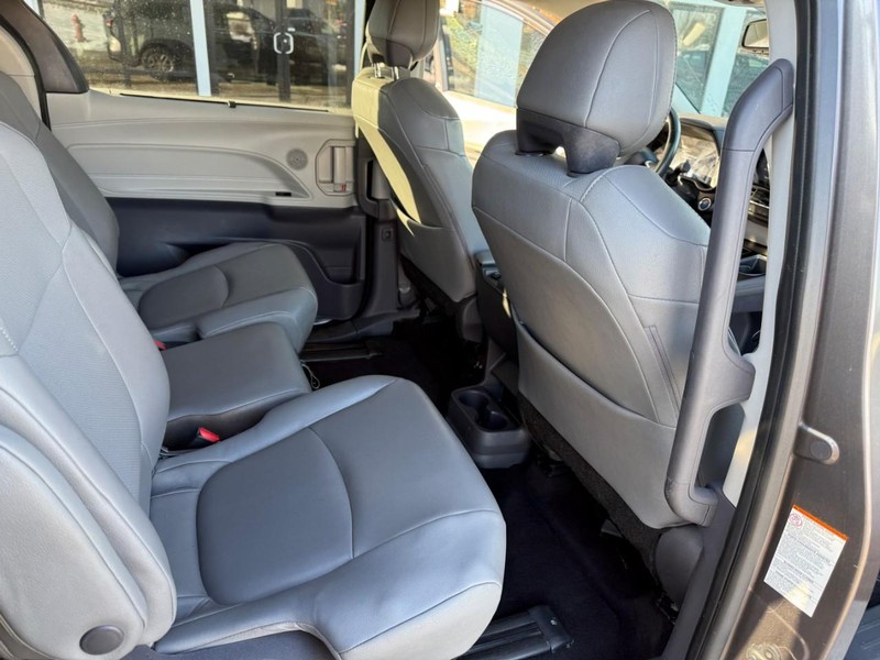 Toyota Sienna Vehicle Image 18