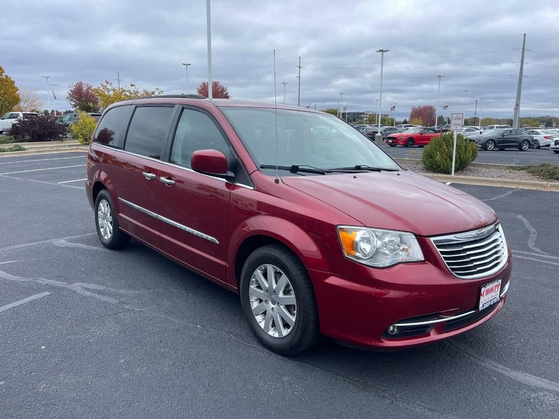 Chrysler Town & Country Vehicle Image 02
