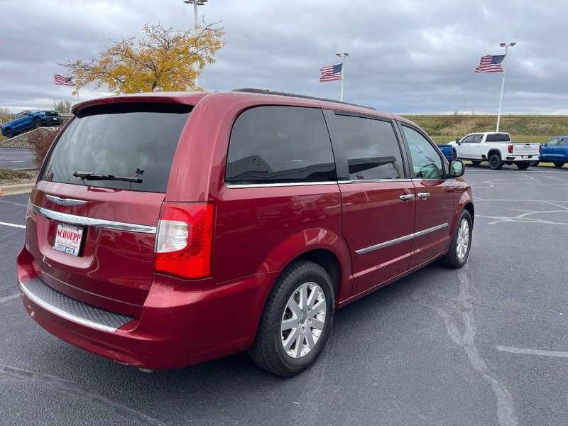 2016 Chrysler Town & Country Touring photo 2