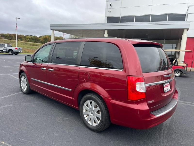 2016 Chrysler Town & Country Touring photo 3
