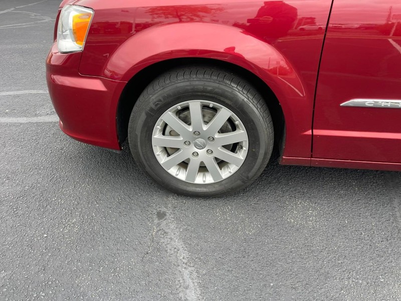 Chrysler Town & Country Vehicle Image 06