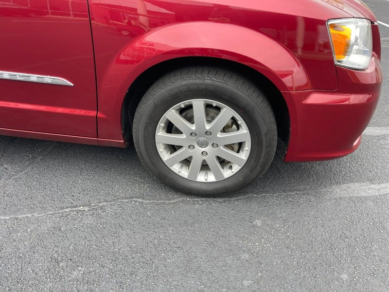 Chrysler Town & Country Vehicle Image 07