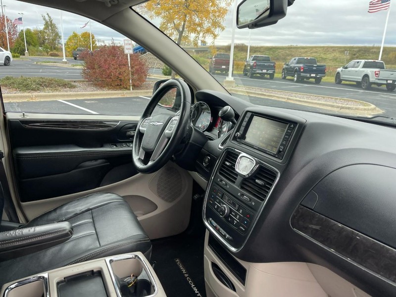 Chrysler Town & Country Vehicle Image 09