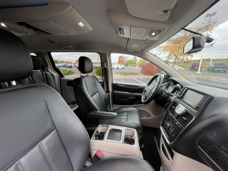 Chrysler Town & Country Vehicle Image 10