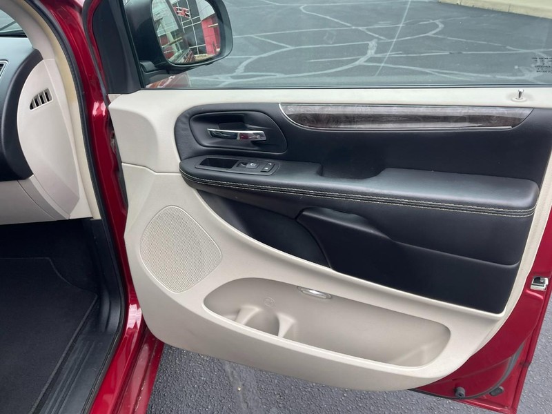 Chrysler Town & Country Vehicle Image 11