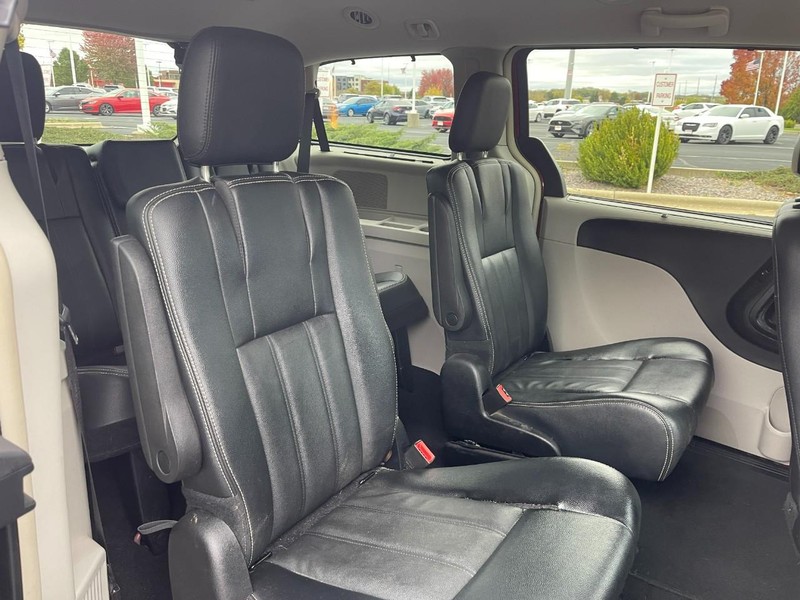 Chrysler Town & Country Vehicle Image 12