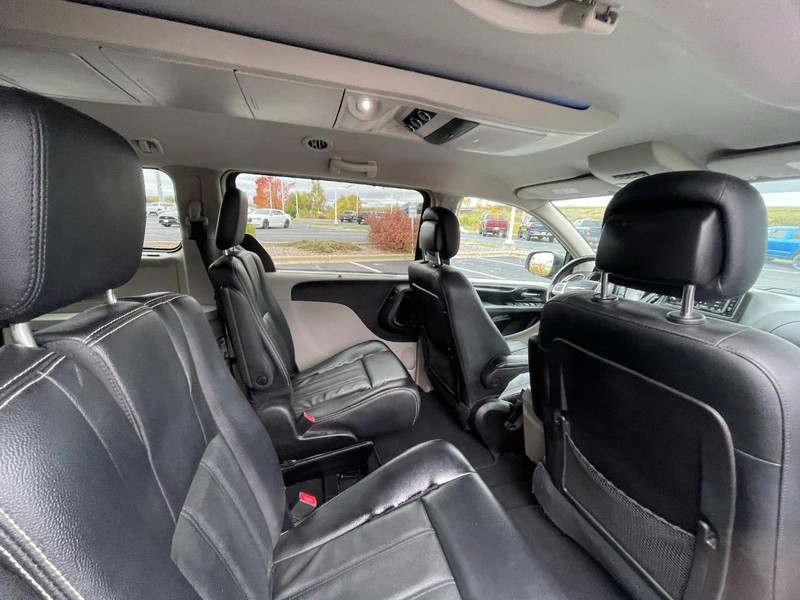 Chrysler Town & Country Vehicle Image 14