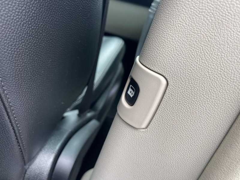 Chrysler Town & Country Vehicle Image 15