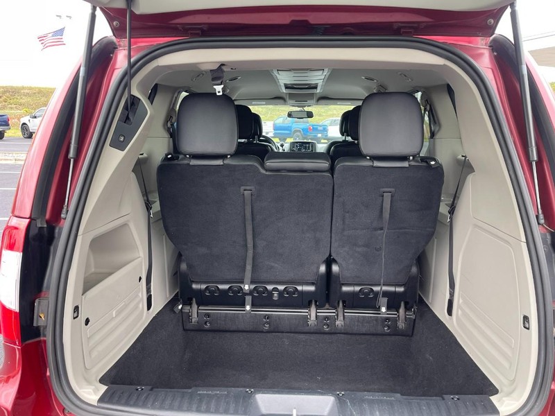 Chrysler Town & Country Vehicle Image 16