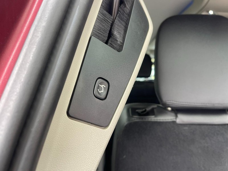 Chrysler Town & Country Vehicle Image 17