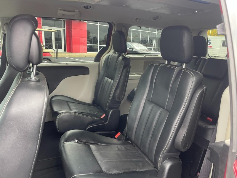Chrysler Town & Country Vehicle Image 18