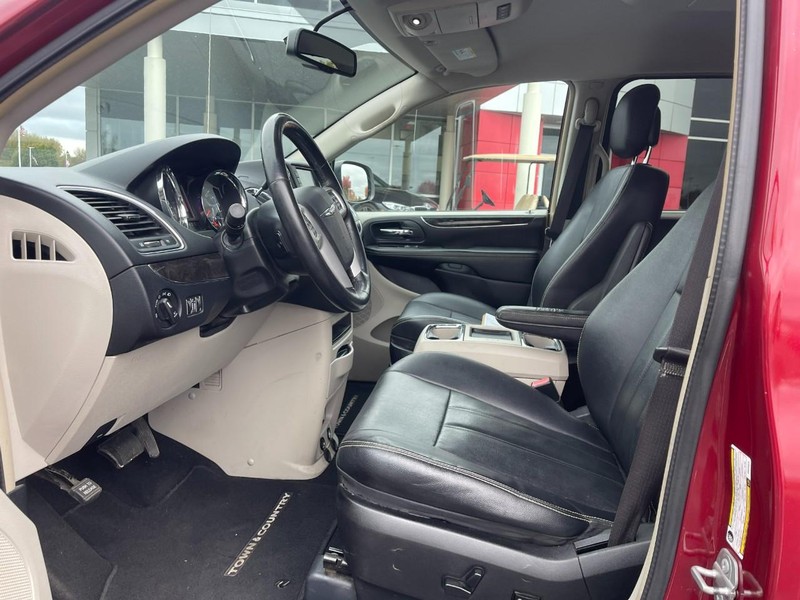 Chrysler Town & Country Vehicle Image 19