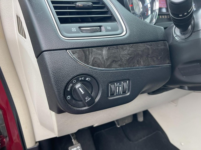 Chrysler Town & Country Vehicle Image 20