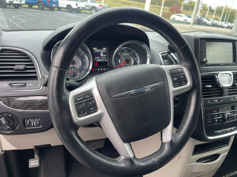 Chrysler Town & Country Vehicle Image 21