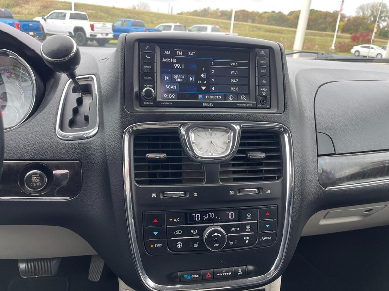 Chrysler Town & Country Vehicle Image 22