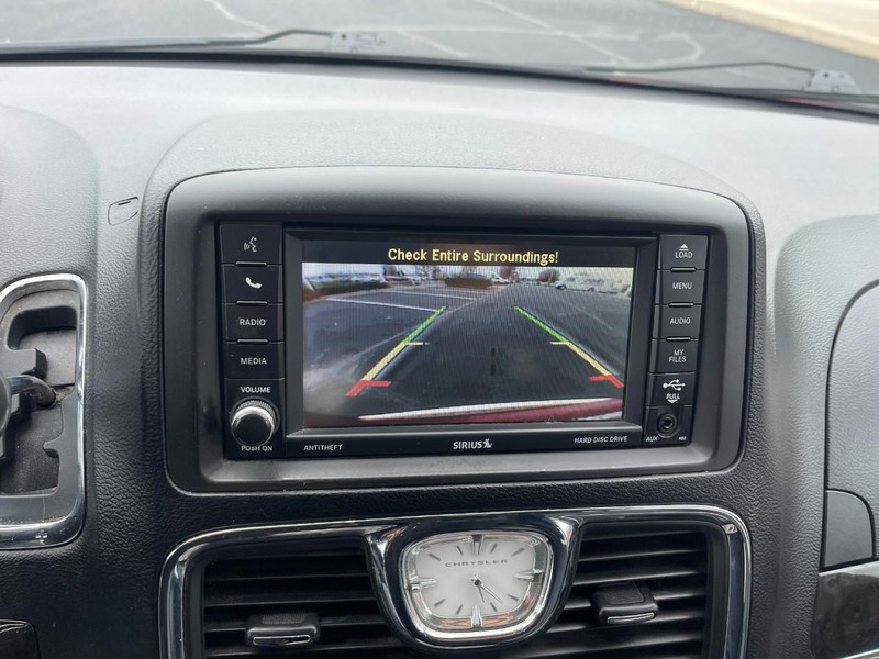 Chrysler Town & Country Vehicle Image 23