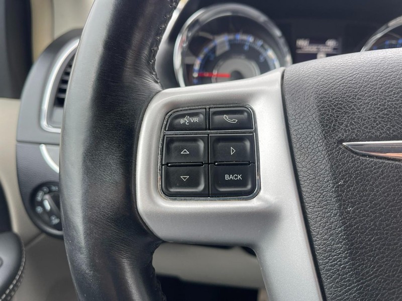 Chrysler Town & Country Vehicle Image 24