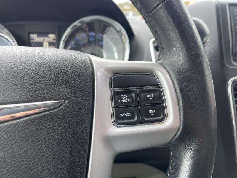 Chrysler Town & Country Vehicle Image 25