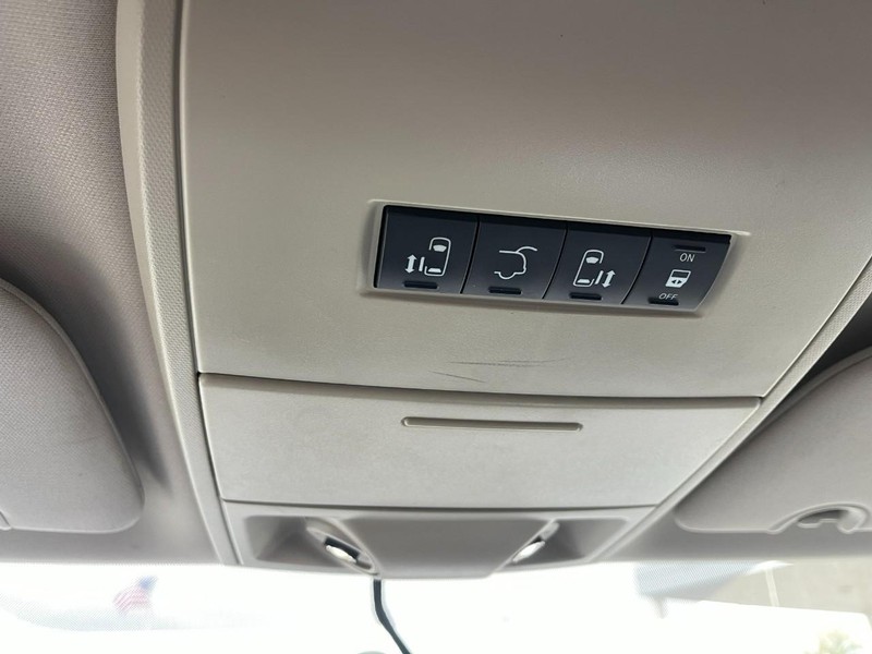 Chrysler Town & Country Vehicle Image 28