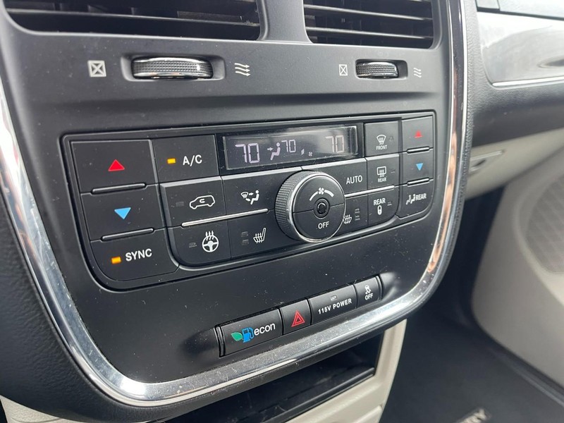 Chrysler Town & Country Vehicle Image 29