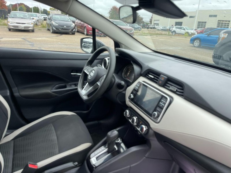 Nissan Versa Vehicle Image 02