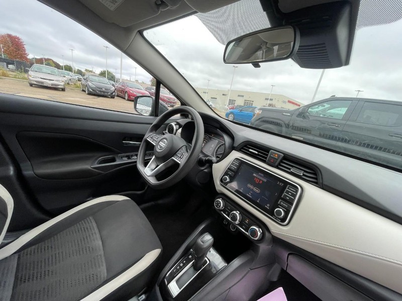 Nissan Versa Vehicle Image 04