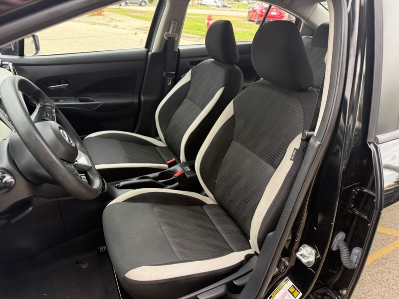 Nissan Versa Vehicle Image 09