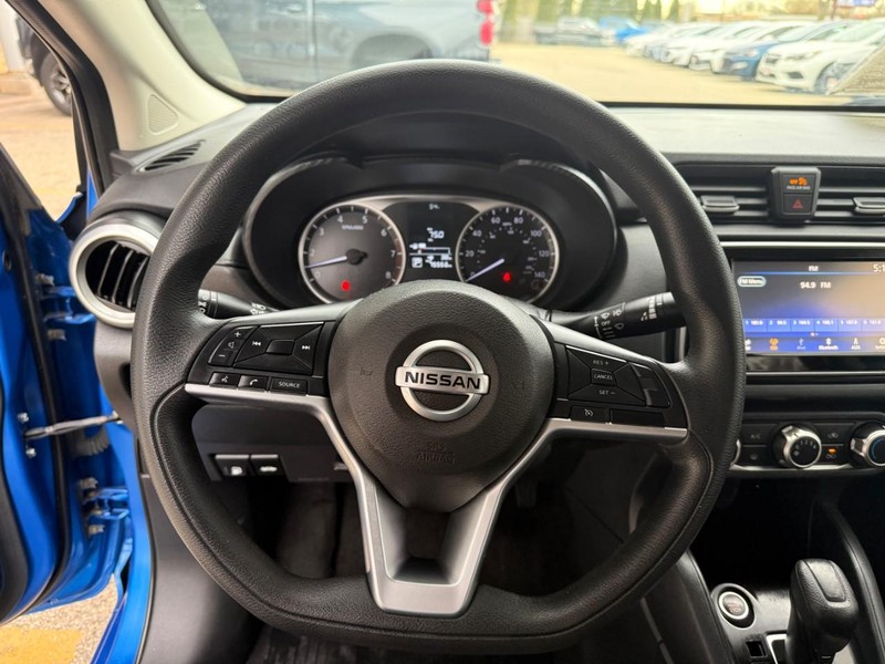 Nissan Versa Vehicle Image 18