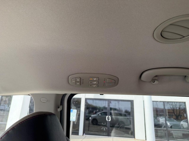 Kia Sedona Vehicle Image 13