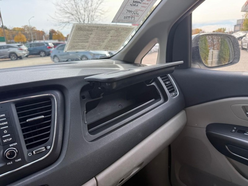 Kia Sedona Vehicle Image 32