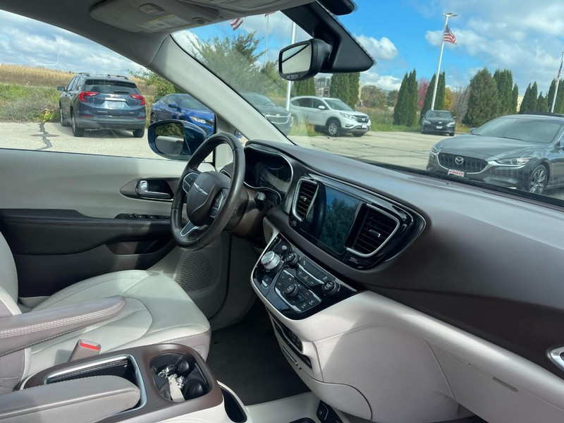 2017 Chrysler Pacifica Touring Plus photo 2