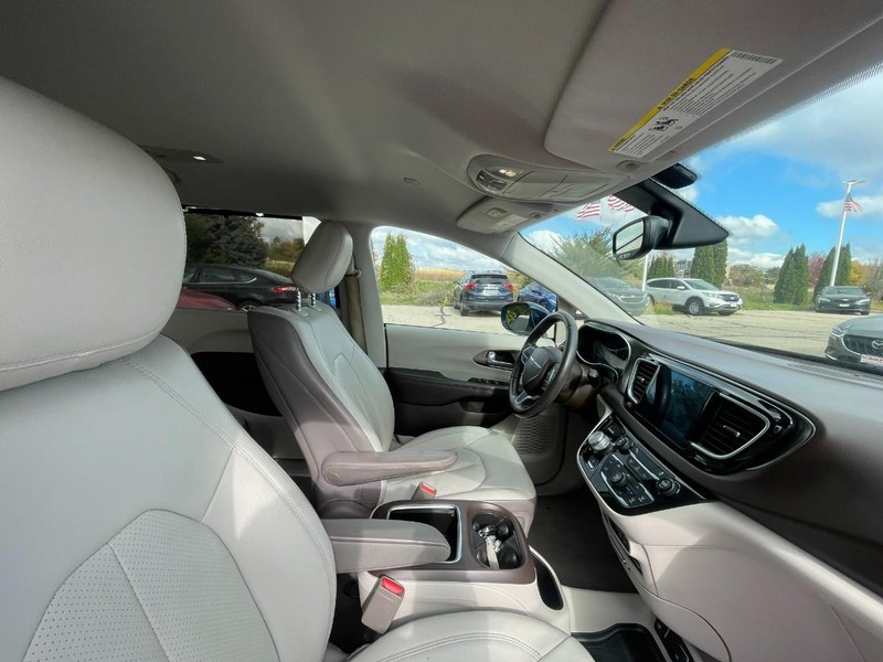 2017 Chrysler Pacifica Touring Plus photo 3