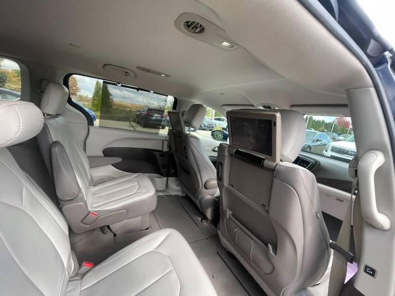 2017 Chrysler Pacifica Touring Plus photo 4