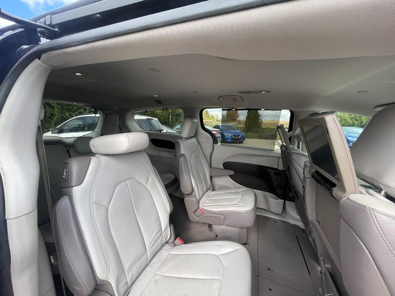 Chrysler Pacifica Vehicle Image 05