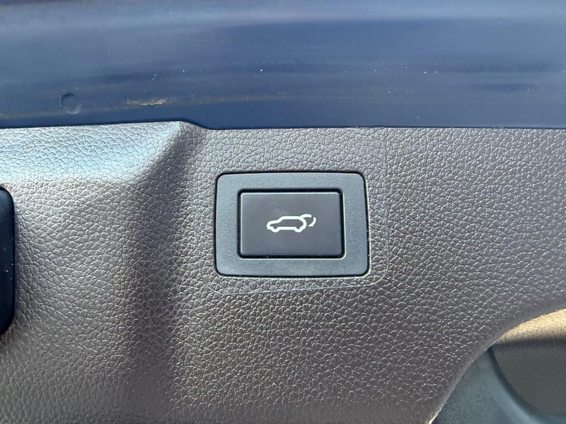 Hyundai Santa Fe Vehicle Image 16