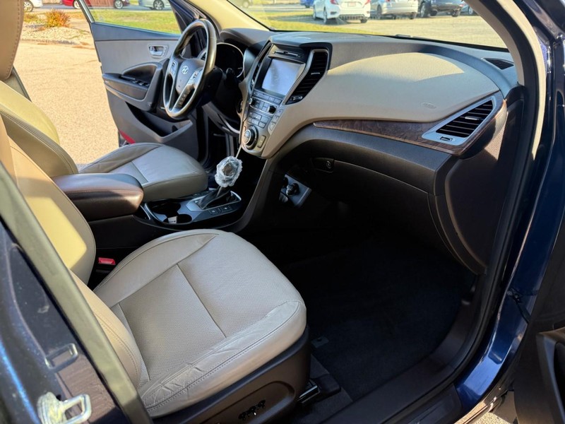 Hyundai Santa Fe Vehicle Image 21