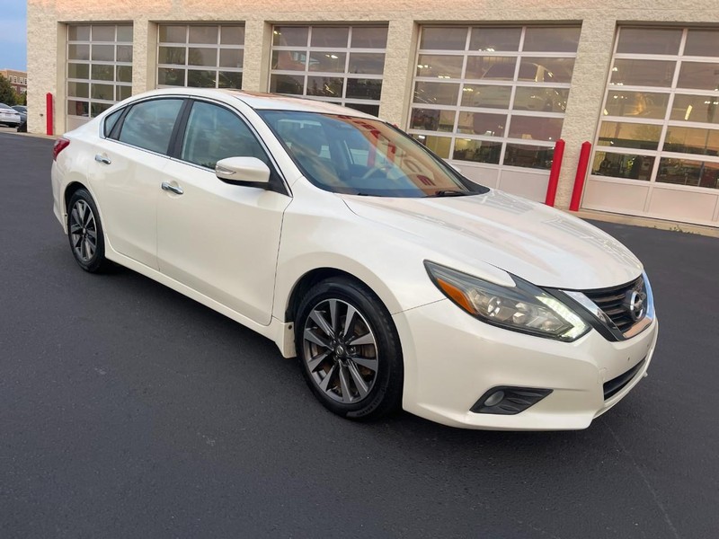 Nissan Altima Vehicle Image 02