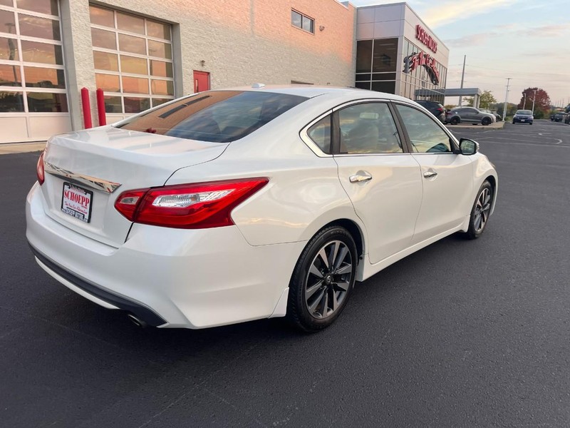 Nissan Altima Vehicle Image 03